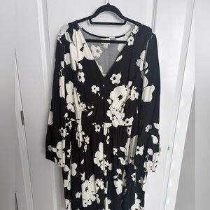 Ava & Viv Black and White Poppy Long Sleeve Dress
